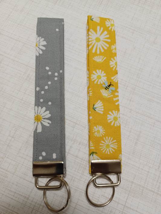 Daisy Flower Wristlet